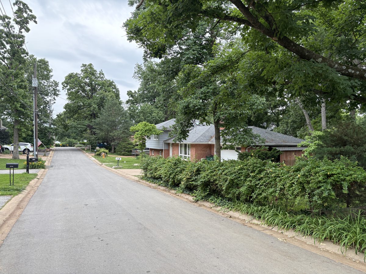 Crystal Lake Park MO homes for sale — vinyl-sided ranch and split-level homes on large lots on East Drive, 63131 west St. Louis County, Kirkwood School District